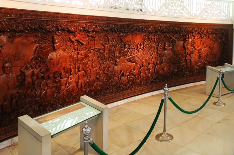 Relief yang menggambarkan perjuangan rakyat Indonesia menjadi salah satu bagian di Museum Purna Bakti Pertiwi