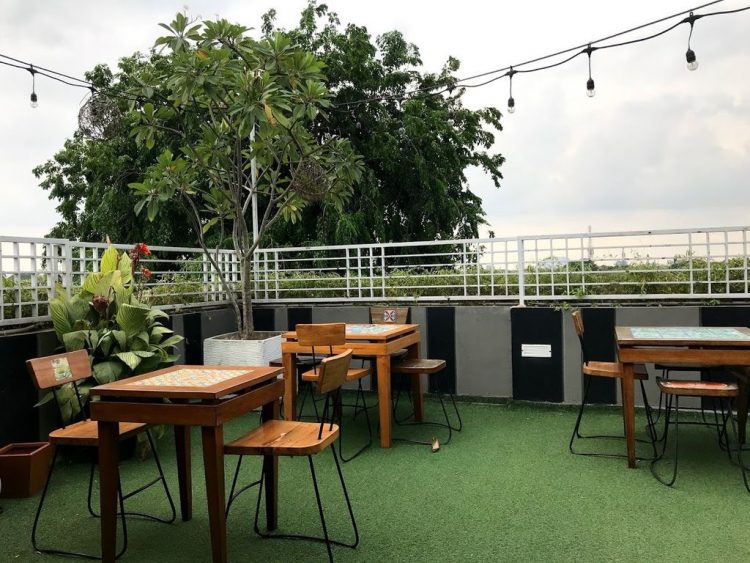 Rocketz Cafe via Pergikuliner, 1. SKYE Bar & Restaurant, 2. Hause Rooftop, 3. Langit Seduh Rooftop, 4. Roti Bakar Kemang, 5. Lucy In The Sky Spark, 6. Cloud Lounge Jakarta (Rooftop), 7. BART Thamrin, 8. The Edge, 9. Elarte Sport Cafe, 10. Awan Lounge, 11. Upstairs Rooftop Cafe, 12. Sky Garden Cafe, 13. Shy Rooftop, 14. Up All Might, 15. Rocketz Cafe, 16. La vue Rooftop Bar Hermitage, 17. Roof Top at La Boheme, 18. Red Door Koffie House & Bistro Tangerang