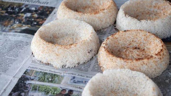 Sagon via Tribunnews, 1. Mie Ongklok, 2. Aneka Olahan Carica, 3. Sagon, 4. Purwaceng, 5. Opak Singkong, 6. Tempe Kemul, 7. Keripik Jamur, 8. Kacang Dieng, 9. Nasi Megono, 10. Dendeng Gepuk, 11. Kue Pepe Wonosobo, 12. Cenil, 13. Soto Golak, 14. Kue Serabi Dieng, 15. Geblek