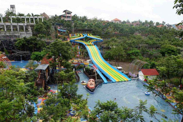 Salah satu wahana peluncuran yang menjadi salah satu ikon water park ini. foto: saryudi w, Lokasi dan Jam Operasional Waterpark, Harga Tiket Masuk Waterpark, Wahana Air Di Waterpark Kediri, Wahana Non Air Tempo Doloe, Wahana Non Air Modern