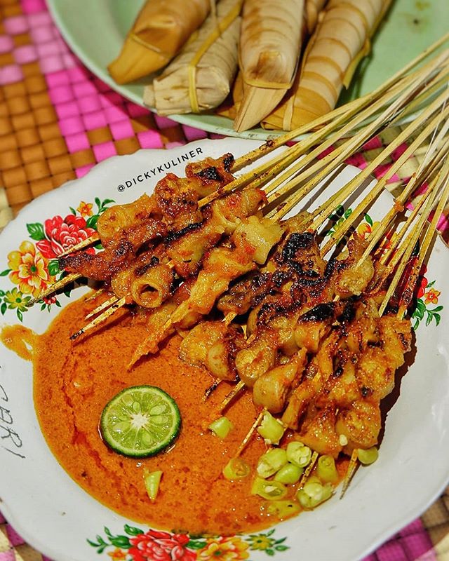 Sate Bulayak via IG @dickykuliner, 1. Beberuk Terong, 2. Plecing Kangkung, 3. Kelaq Lebui, 4. Ayam Taliwang, 5. Sate Bulayak, 6. Sate Rembiga, 7. Sate Tanjung, 8. Bebalung, 9. Nasi Kotaraja, 10. Nasi Puyung, 11. Nasi Campur Sukaraja, 12. Kelaq Kelor, 13. Ayam Rarang, 14. Ares, 15. Dodol Rumput Laut, 16. Peyek Rumput Laut, 17. Terasi Bakar Lombok, 18. Jaje Tujak, 19. Sate Pusut, 20. Sate Pencok, 21. Kue Bantal, 22. Kelaq Batih, 23. Kelepon Kecerit, 24. Jaje Reket, 25. Lupis Lombok, 26. Nasi Balap, 27. Keripik Rumput Laut, 28. Kacang Mete Lombok, 29. Kue Keciput, 30. Serabi Laklak, 31. Tumbek, 32. Tekel, 33. Kue Kerake