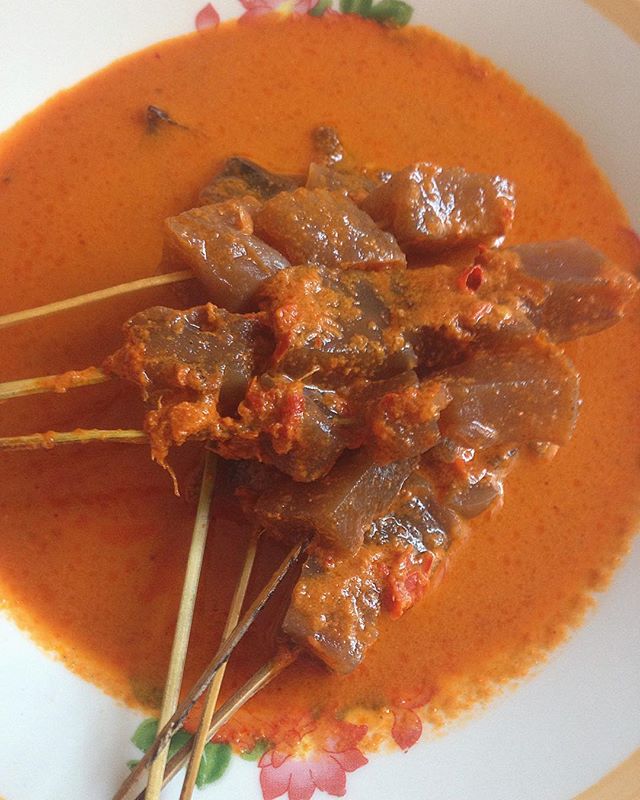 Sate Pencok via IG @yolawulandari, 1. Beberuk Terong, 2. Plecing Kangkung, 3. Kelaq Lebui, 4. Ayam Taliwang, 5. Sate Bulayak, 6. Sate Rembiga, 7. Sate Tanjung, 8. Bebalung, 9. Nasi Kotaraja, 10. Nasi Puyung, 11. Nasi Campur Sukaraja, 12. Kelaq Kelor, 13. Ayam Rarang, 14. Ares, 15. Dodol Rumput Laut, 16. Peyek Rumput Laut, 17. Terasi Bakar Lombok, 18. Jaje Tujak, 19. Sate Pusut, 20. Sate Pencok, 21. Kue Bantal, 22. Kelaq Batih, 23. Kelepon Kecerit, 24. Jaje Reket, 25. Lupis Lombok, 26. Nasi Balap, 27. Keripik Rumput Laut, 28. Kacang Mete Lombok, 29. Kue Keciput, 30. Serabi Laklak, 31. Tumbek, 32. Tekel, 33. Kue Kerake
