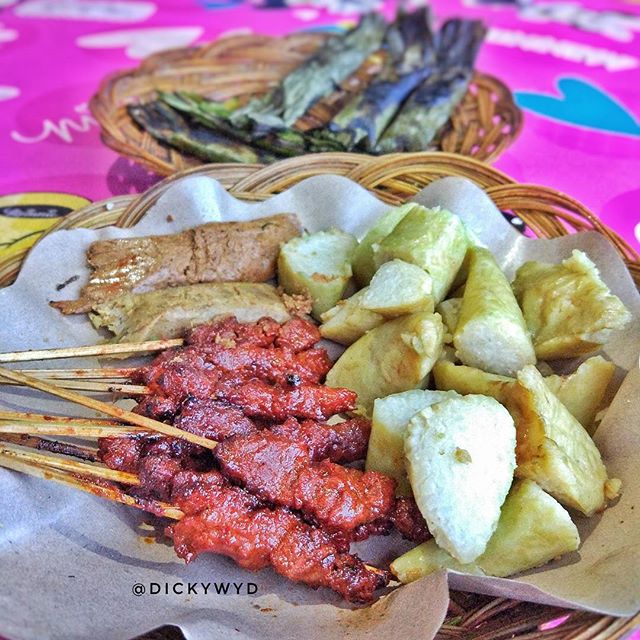 Sate Rembiga via IG @dickykuliner, 1. Beberuk Terong, 2. Plecing Kangkung, 3. Kelaq Lebui, 4. Ayam Taliwang, 5. Sate Bulayak, 6. Sate Rembiga, 7. Sate Tanjung, 8. Bebalung, 9. Nasi Kotaraja, 10. Nasi Puyung, 11. Nasi Campur Sukaraja, 12. Kelaq Kelor, 13. Ayam Rarang, 14. Ares, 15. Dodol Rumput Laut, 16. Peyek Rumput Laut, 17. Terasi Bakar Lombok, 18. Jaje Tujak, 19. Sate Pusut, 20. Sate Pencok, 21. Kue Bantal, 22. Kelaq Batih, 23. Kelepon Kecerit, 24. Jaje Reket, 25. Lupis Lombok, 26. Nasi Balap, 27. Keripik Rumput Laut, 28. Kacang Mete Lombok, 29. Kue Keciput, 30. Serabi Laklak, 31. Tumbek, 32. Tekel, 33. Kue Kerake