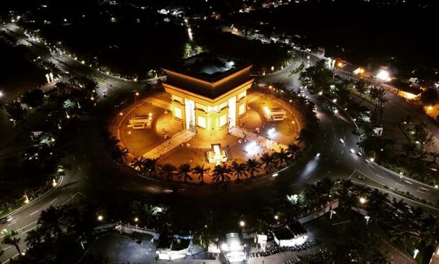 Simpang Lima Gumul Malam Hari via IG @afoek_d, Lokasi Dan Tiket Masuk, Keunikan Monumen Simpang Lima Gumul Kediri, Aktivitas Seru di Monumen Simpang Lima Gumul, Sejarah Dibangun Monumen