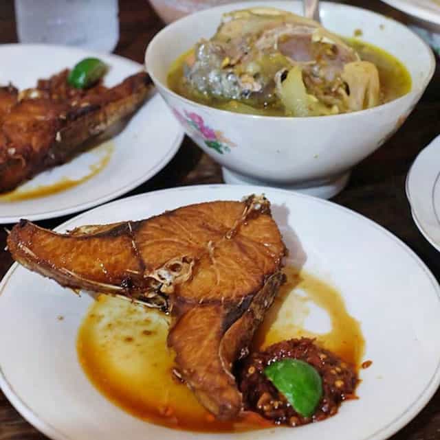 Sop Ikan Warung Mak Beng vi IG @foodgaleri, 1. Nasi Campur Bali, 2. Nasi Tepeng, 3. Ayam Betutu, 4. Bebek Goreng Kuta, 5. Tipat Blayag, 6. Lawar Kuning, 7. Sate Lilit, 8. Rujak Kuah Pindang dan Rujak Bulung, 9. Serombotan, 10. Nasi Jinggo, 11. Nasi Tekor, 12. Nasi Ayam Kadewatan Bu Mangku, 13. Bebek Bengil, 1. Bale Udang Bali Mang Engking, 2. Nasi Ayam Ibu Oki, 3. RM Ayam Betutu Ibu Nia, 4. Ayam Bakar Taliwang Baru, 5. De’dapoer Sanur, 6. Raja’s Balinese Restaurant, 7. Cafe De’dapoer Kuta, 8. Bagus All Day Dining Kuta, 9. Grand Puncak Sari 2 restaurant, 10. Ayam Betutu Bu Adi, 11. Warung Men Weti, 12. Warung Pojok, 13. Sop Ikan Warung Mak Beng, 14. Nasi Tempong Pink, 15. Warung Wardani, 16. Warung Muslim Moro Seneng