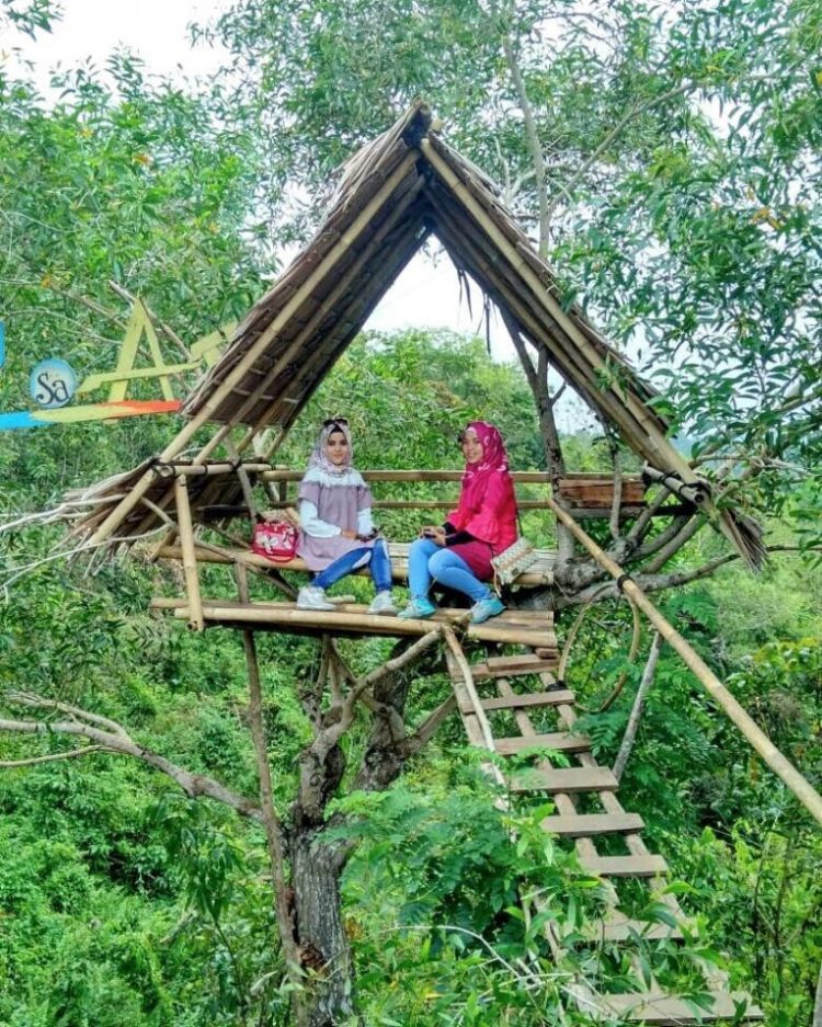 Spot Foto Sambil Santai di rumah pohon Pepedan Hills via IG @pepedanhills, Informasi Umum, Lokasi Pepedan Hills, Indah &amp; Romantisnya Bukit Cinta Pepedan Hills, Harga Tiket Masuk Pepedan Hills, Fasilitas, Daya Tarik, Tips Liburan