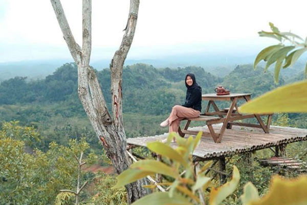 Spot Foto Pepedan Hills Pangandaran via IG @pepedanhills, Informasi Umum, Lokasi Pepedan Hills, Indah &amp; Romantisnya Bukit Cinta Pepedan Hills, Harga Tiket Masuk Pepedan Hills, Fasilitas, Daya Tarik, Tips Liburan