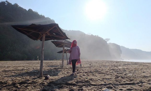 Sunrise di Pantai Sine via IG @faysalantonio, Rute Menuju Lokasi, Harga Tiket Pantai Sine Tulungagung, Fasilitas Pantai, Budaya Masyarakat di Pantai Sine Tulungagung, Keunggulan yang Ada di Pantai Sine Tulungagung, Aktivitas Seru di Pantai Sine Tulungagung, Objek Wisata Menarik di Sekitar Pantai Sine Tulunagung
