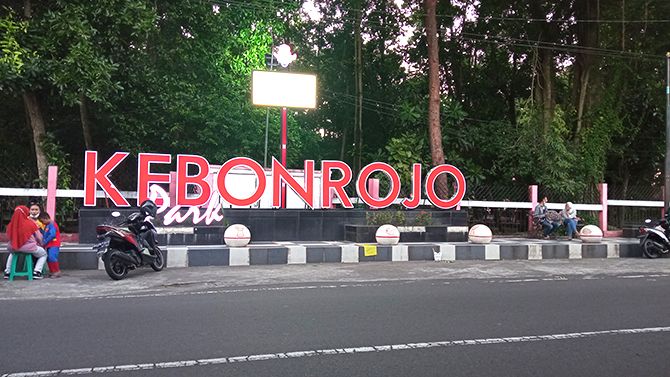 Taman Kebun Rojo Park via Jawapos, Lokasi Taman Kebon Rojo, Harga Tiket Masuk Taman Kebon Rojo, Fasilitas Di Kebonrojo, Pesona Taman Kebon Rojo, Hunting Foto di Taman Kebon Rojo Blitar Kekinian, Tips Berlibur Ke Taman Kebon Rojo