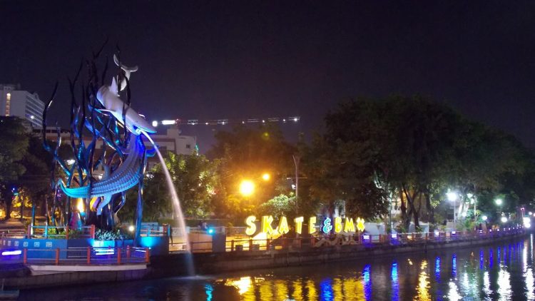 Taman Skate dan BMX, 1. Alun – Alun Surabaya, 2. G-Walk, 4. Patung Sura dan Baya, 5. Pasar Malam Kodam Brawijaya, 6. Taman Pelangi, 7. Jembatan Suramadu, 8. Surabaya North Quay, 9. Food Festival Pakuwon City, 10. Patung Suro Boyo Skate &amp; BMX Park, 11. Taman Apsari, 12. Taman Bungkul, 13. Monumen Bambu Runcing, 14. Taman Prestasi Surabaya, 15. House of Sampoerna (Tutup Sementara), 16. Danau Angsa Pakuwon City, 17. Taman Kunang Kunang, 18. Kota Tua Surabaya, 19. Taman Mundu – Taman 10 Nopember, 20. Wisata Perahu Kalimas, 21. Taman Mayangkara, 22. Taman Surya, 23. Kya Kya Surabaya, 24. Taman Persahabatan Korea, 25. Taman Hiburan Rakyat, 26. Taman AIS Nasution Surabaya, 27. Suroboyo Carnival Park (Tutup), 28. Taman Sejarah, 29. Pagoda Tian Ti, 30. Taman Lanjut Usia
