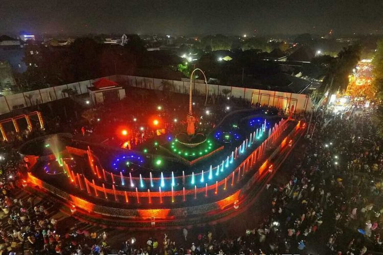 Taman kota di malam hari (c)Verwati Iriani/Travelingyuk, 1. Menyaksikan Atraksi Air Mancur, 2. Olahraga dan Bermain, 3. Foto-Foto, 4. Berkumpul dengan Teman dan Keluarga, 5. Mencari Inspirasi, 6. Berbagi Kreativitas