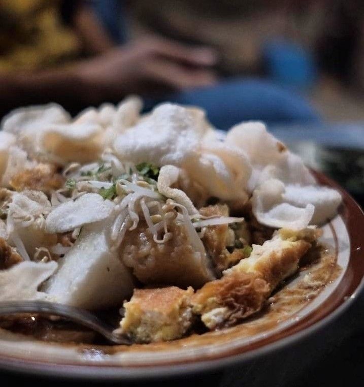 Tahu Lontong Lonceng via IG @miamadja, 1. Bakso President, 2. Soto Ayam Lombok Sejak 1955, 3. Ronde Titoni, 4. Rumah Makan Kertanegara, 5. Rumah Makan Cairo, 6. STMJ Pak Sentot, 7. Pos Ketan Legenda 1967 Suhat, 8. Rawon Djenggot, 9. Warung Malam Pak Gatot, 10. Depot Mie Gadjah Mada, 11. Warung Subuh, 12. Sego Goreng Resek (Pak Man), 13. Bakso Prima Cak Herman, 14. Nasi Goreng Jumbo Pak Dji, 15. Sego Ceker Glintung, 16. Tahu Lontong Lonceng, 17. Ceker Setan, 18. Tahwa Agus, 19. Nasi Rawon Pecel Campur Mbak Ten, 20. Tahu Telur Bareng, 21. Puthu Lanang Celaket, 22. Sate Landak Pakis – Depot Sate Bu Ria, 23. Warung Malam Pecel & Rawon Ngaglik , 24. Jagung Bakar & STMJ Jaya Abadi, 25. Sentra Kuliner Sriwijaya, 26. Mie Iblis, 27. Nasi Mawut Pak Iwan, 28. Rumah Makan Inggil, 29. Warung Makan 24 Jam Rawon Cak Wan, 30. Rawon Pak Jenggot, 31. Rawon Pak Jenggot