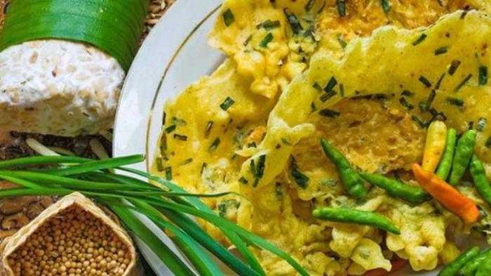 Tempe Kemul via Tribunnews, 1. Mie Ongklok, 2. Aneka Olahan Carica, 3. Sagon, 4. Purwaceng, 5. Opak Singkong, 6. Tempe Kemul, 7. Keripik Jamur, 8. Kacang Dieng, 9. Nasi Megono, 10. Dendeng Gepuk, 11. Kue Pepe Wonosobo, 12. Cenil, 13. Soto Golak, 14. Kue Serabi Dieng, 15. Geblek