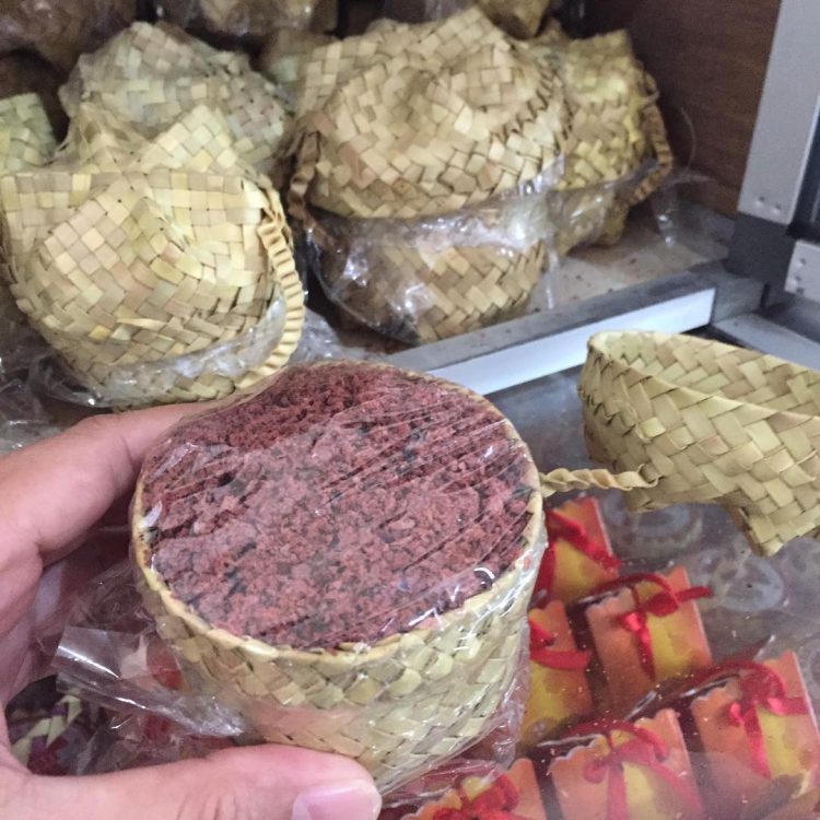 Terasi Bakar Lombok via IG @tissacake, 1. Kain Tenun Ikat Sasak, 2. Songket Sasak, 3. Mutiara kha Lombok, 4. Kaos Lombok, 5. Madu Sumbawa, 6. Susu Kuda Liar Sumbawa, 7. Dodol Rumput Laut, 8. Peyek Kangkung Rumput Laut, 9. Terasi Khas Lombok, 10. Kerajinan Tangan Khas Lombok, 11. Tuak Manis Lombok, 12. Kerajinan Tanah Liat, 13. Permen Susu Kuda Liar, 14. Anyaman Ketak, 15. Abon Ikan Marlin, 16. Minyak Gosok Sumbawa, 17. Manisan Tomat, 18. Telur Asin Bakar, 19. Kopi Prabe Lombok, 20. Sambal Encim Lombok, 21. Keripik Ceker Lombok, 22. Stik Kangkung, 23. Stik Rumput Laut Lombok, 24. Kacang Mete Lombok, 25. Manisan Rumput Laut Lombok