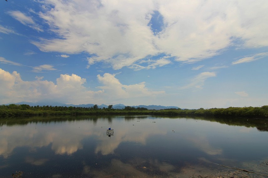 Terdapat danau air payau di bagian tengah Gili Meno, Akses ke Lokasi Wisata Gili Meno, Transportasi Ke Gili Meno Dari Bali, Biaya &amp; Waktu Kapal Penyeberangan Ke Gili Trawangan, Keunikan Obyek Wisata Gili Meno Lombok, Suasana dan Kondisi di Gili Meno Lombok, Daya Tarik Wisata Pulau Gili Meno, Pantai Gili Meno, Moda Transportasi, Infrastruktur, Aktivitas Liburan Menarik di Pulau Gili Meno