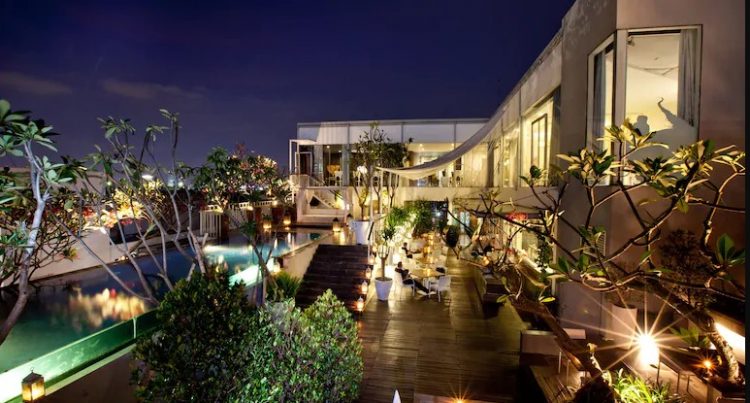 The Edge via Zomato, 1. SKYE Bar & Restaurant, 2. Hause Rooftop, 3. Langit Seduh Rooftop, 4. Roti Bakar Kemang, 5. Lucy In The Sky Spark, 6. Cloud Lounge Jakarta (Rooftop), 7. BART Thamrin, 8. The Edge, 9. Elarte Sport Cafe, 10. Awan Lounge, 11. Upstairs Rooftop Cafe, 12. Sky Garden Cafe, 13. Shy Rooftop, 14. Up All Might, 15. Rocketz Cafe, 16. La vue Rooftop Bar Hermitage, 17. Roof Top at La Boheme, 18. Red Door Koffie House & Bistro Tangerang