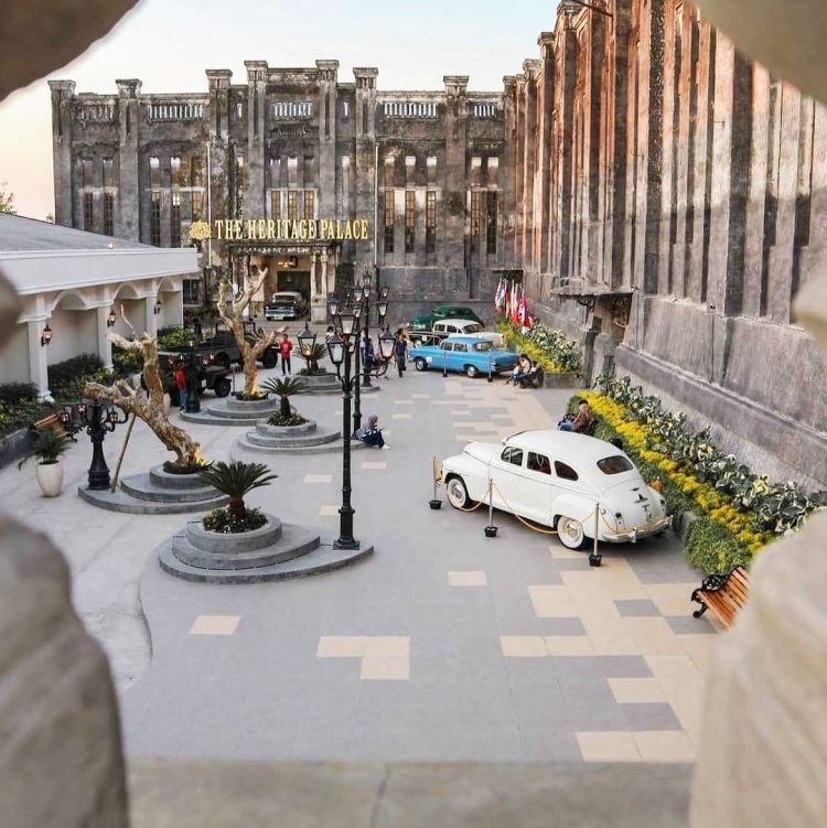 The Heritage Palace dibangun sebagai wahana wisata keluarga. Uniknya nih ada berbagai macam mobil antik terpajang rapi di halamannya, 1. Alamat dan Rute Perjalanan, 2. Harga Tiket Masuk The Heritage Palace Solo, 3. Sejarah The Heritage Palace Solo, 4. Fasilitas yang Tersedia, 5. Bangunan Peninggalan Zaman Belanda, dengan Nuansa Eropa Klasik instagramable, 6. Spot Foto Menarik, 7. Museum 3D Trick Art