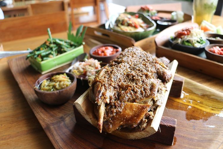 Timbungan, 1. Ayam Betutu, 2. Serombotan, 3. Nasi Jinggo, 4. Sate Lilit, 5. Lawar, 6. Loloh, 7. Tambring, 8. Timbungan, 10. Rujak Kuah Pindang dan Rujak Bulung, 11. Tipat Blayag, 12. Nasi Campur Bali, 13. Nasi Tepeng, 14. Laklak, 15. Blayag Raja, 16. Bagiak Khas Bali