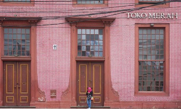 Toko Merah via IG @annisast, Informasi Dasar, Sejarah Kota Tua Jakarta, Transportasi Menuju Kota Tua, Jam Operasional, Harga Tiket Masuk, Pesona Kota Tua Memang Tidak Ada Duanya, Objek Wisata Menarik di Kota Tua Jakarta, Kuliner di Kota Tua, Tips Berwisata Di Kota Tua Jakarta