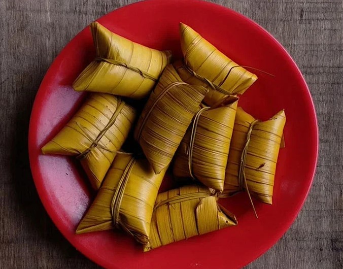 Tumbek, 1. Beberuk Terong, 2. Plecing Kangkung, 3. Kelaq Lebui, 4. Ayam Taliwang, 5. Sate Bulayak, 6. Sate Rembiga, 7. Sate Tanjung, 8. Bebalung, 9. Nasi Kotaraja, 10. Nasi Puyung, 11. Nasi Campur Sukaraja, 12. Kelaq Kelor, 13. Ayam Rarang, 14. Ares, 15. Dodol Rumput Laut, 16. Peyek Rumput Laut, 17. Terasi Bakar Lombok, 18. Jaje Tujak, 19. Sate Pusut, 20. Sate Pencok, 21. Kue Bantal, 22. Kelaq Batih, 23. Kelepon Kecerit, 24. Jaje Reket, 25. Lupis Lombok, 26. Nasi Balap, 27. Keripik Rumput Laut, 28. Kacang Mete Lombok, 29. Kue Keciput, 30. Serabi Laklak, 31. Tumbek, 32. Tekel, 33. Kue Kerake