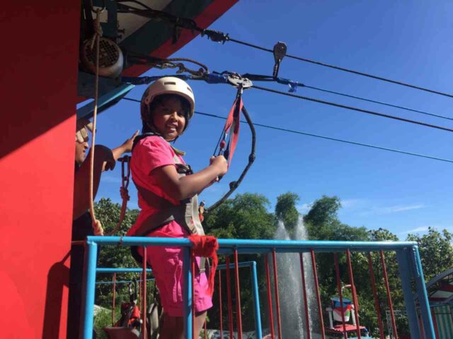 Wahana flying fox menlintasi kolam-kolam di Sumber Udel Waterpark. foto PapaTama