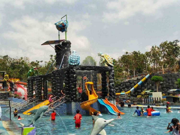Wahana permainan anak-anak di kolam dangkal menjamin keamanan anak dalam bermain. foto: Ana Dievanna, Lokasi dan Jam Operasional Waterpark, Harga Tiket Masuk Waterpark, Wahana Air Di Waterpark Kediri, Wahana Non Air Tempo Doloe, Wahana Non Air Modern
