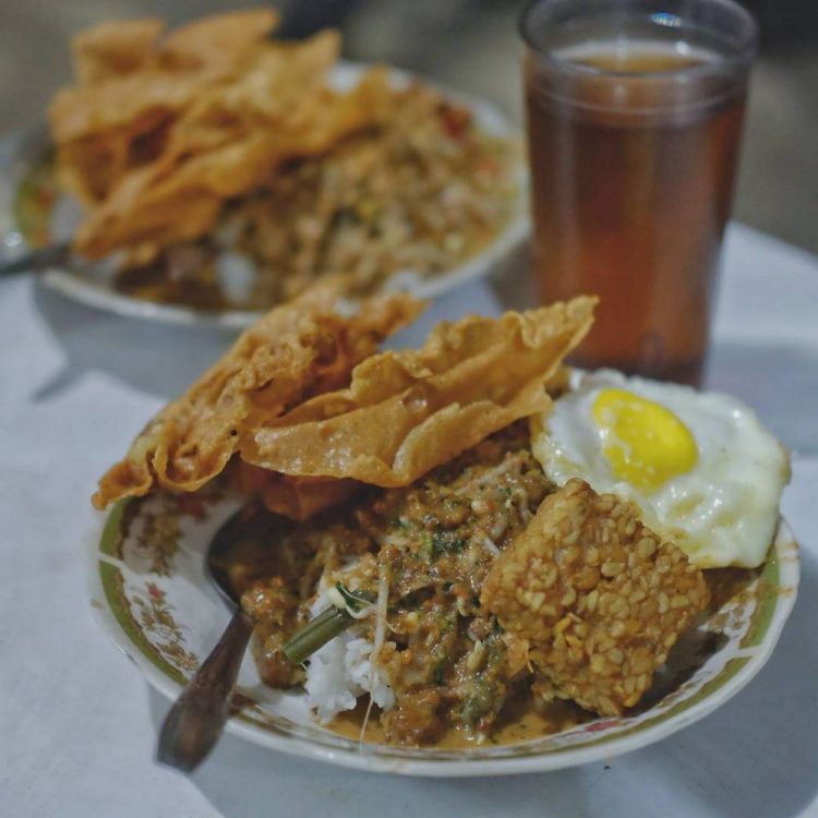 Warung Malam Pecel & Rawon Ngaglik via IG @fais_oppa, 1. Bakso President, 2. Soto Ayam Lombok Sejak 1955, 3. Ronde Titoni, 4. Rumah Makan Kertanegara, 5. Rumah Makan Cairo, 6. STMJ Pak Sentot, 7. Pos Ketan Legenda 1967 Suhat, 8. Rawon Djenggot, 9. Warung Malam Pak Gatot, 10. Depot Mie Gadjah Mada, 11. Warung Subuh, 12. Sego Goreng Resek (Pak Man), 13. Bakso Prima Cak Herman, 14. Nasi Goreng Jumbo Pak Dji, 15. Sego Ceker Glintung, 16. Tahu Lontong Lonceng, 17. Ceker Setan, 18. Tahwa Agus, 19. Nasi Rawon Pecel Campur Mbak Ten, 20. Tahu Telur Bareng, 21. Puthu Lanang Celaket, 22. Sate Landak Pakis – Depot Sate Bu Ria, 23. Warung Malam Pecel & Rawon Ngaglik , 24. Jagung Bakar & STMJ Jaya Abadi, 25. Sentra Kuliner Sriwijaya, 26. Mie Iblis, 27. Nasi Mawut Pak Iwan, 28. Rumah Makan Inggil, 29. Warung Makan 24 Jam Rawon Cak Wan, 30. Rawon Pak Jenggot, 31. Rawon Pak Jenggot