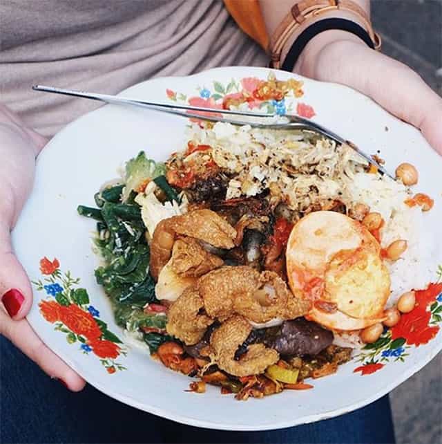 Warung Men Weti via IG @deliciousebali, 1. Nasi Campur Bali, 2. Nasi Tepeng, 3. Ayam Betutu, 4. Bebek Goreng Kuta, 5. Tipat Blayag, 6. Lawar Kuning, 7. Sate Lilit, 8. Rujak Kuah Pindang dan Rujak Bulung, 9. Serombotan, 10. Nasi Jinggo, 11. Nasi Tekor, 12. Nasi Ayam Kadewatan Bu Mangku, 13. Bebek Bengil, 1. Bale Udang Bali Mang Engking, 2. Nasi Ayam Ibu Oki, 3. RM Ayam Betutu Ibu Nia, 4. Ayam Bakar Taliwang Baru, 5. De’dapoer Sanur, 6. Raja’s Balinese Restaurant, 7. Cafe De’dapoer Kuta, 8. Bagus All Day Dining Kuta, 9. Grand Puncak Sari 2 restaurant, 10. Ayam Betutu Bu Adi, 11. Warung Men Weti, 12. Warung Pojok, 13. Sop Ikan Warung Mak Beng, 14. Nasi Tempong Pink, 15. Warung Wardani, 16. Warung Muslim Moro Seneng