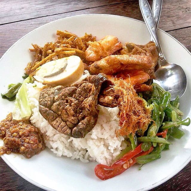 Warung Pojok via IG @deliciousbali, 1. Nasi Campur Bali, 2. Nasi Tepeng, 3. Ayam Betutu, 4. Bebek Goreng Kuta, 5. Tipat Blayag, 6. Lawar Kuning, 7. Sate Lilit, 8. Rujak Kuah Pindang dan Rujak Bulung, 9. Serombotan, 10. Nasi Jinggo, 11. Nasi Tekor, 12. Nasi Ayam Kadewatan Bu Mangku, 13. Bebek Bengil, 1. Bale Udang Bali Mang Engking, 2. Nasi Ayam Ibu Oki, 3. RM Ayam Betutu Ibu Nia, 4. Ayam Bakar Taliwang Baru, 5. De’dapoer Sanur, 6. Raja’s Balinese Restaurant, 7. Cafe De’dapoer Kuta, 8. Bagus All Day Dining Kuta, 9. Grand Puncak Sari 2 restaurant, 10. Ayam Betutu Bu Adi, 11. Warung Men Weti, 12. Warung Pojok, 13. Sop Ikan Warung Mak Beng, 14. Nasi Tempong Pink, 15. Warung Wardani, 16. Warung Muslim Moro Seneng
