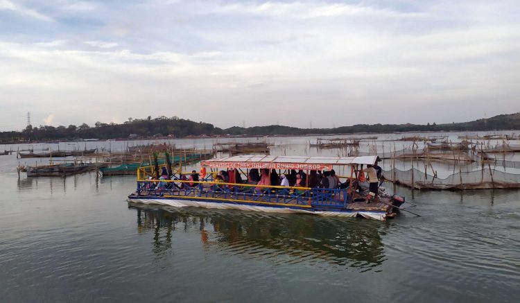 Wisata Rowo Jombor via Jateng Prov, Informasi Dasar, Sejarah Rowo Jombor Klaten, Fasilitas Penunjang di Rowo Jombor, Keindahan Wisata Rowo Jombor, Alamat Waduk Rowo Jombor, Harga Tiket Masuk Rowo Jombor, Aktivitas Seru di Rowo Jombor, Tips Liburan