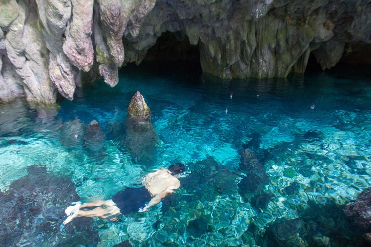 Wisatawan berenang di Gua Hawang, Langgur, Maluku. Gua ini merupakan salah satu tempat wisata di Maluku Tenggara(KOMPAS.com RODERICK ADRIAN MOZES), Akses Menuju Lokasi Wisata Gua Hawang, Keunikan dan Mitos Gua Hawang Kei, Legenda Masyarakat, Suasana Gua Hawang Kei, Saking Jernihnya, Anda bisa Melihat Dasarnya, Penampakan Mulut Gua, Angker, tapi menggoda untuk direnangi, Stalagmit yang Menonjol itu Adalah Batu si Pemburu, Kolam Alami di Gua Hawang yang Cantik dan Jernih Memesona, Nikmati Menginap di Coaster Cottage