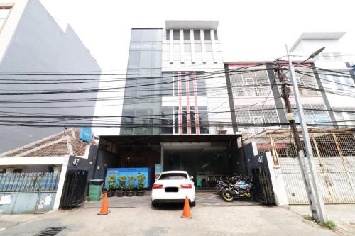 Wisma 9 Tanah Abang via Booking, 1. Teduh Hostel Kota Tua, 2. Eco Syariah Kemanggisan (Tutup), 3. Ancol Residence 6, 4. Wonderloft Hostel Kota Tua, 5. Wisma 9 Tanah Abang, 6. Kantos Guest House, 7. Prima Bintang, 8. LeGreen Residence Setiabudi, 9. Zenroom, 10. Pop Hotel Kemang, 11. Green Bamboo Residence, 12. Clay Hotel, 13. Ghurfati Hotel, 14. Six Degrees Backpackers Hostel (Tutup), 15. Apartemen Ambassador, Jakarta Selatan, 16. Apartemen Callia, Jakarta Barat, 17. Big Hotel, Jakarta Pusat, 18. De Hoek Residence, Jakarta Timur