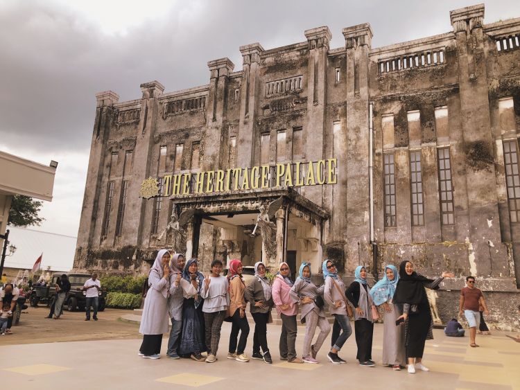 bangunan ini peninggalan zaman Belanda, nuansa Eropa klasik terlihat sekali di sini. Pokoknya instagramable banget deh, 1. Alamat dan Rute Perjalanan, 2. Harga Tiket Masuk The Heritage Palace Solo, 3. Sejarah The Heritage Palace Solo, 4. Fasilitas yang Tersedia, 5. Bangunan Peninggalan Zaman Belanda, dengan Nuansa Eropa Klasik instagramable, 6. Spot Foto Menarik, 7. Museum 3D Trick Art