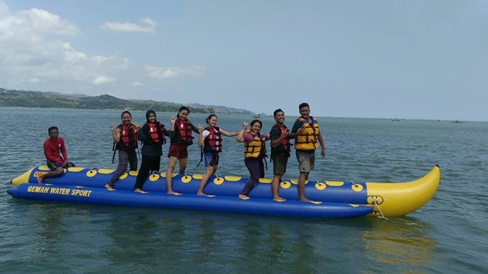 banana boat, Informasi Dasar, Pesona Pantai Gemah Tulungagung, Lokasi dan Rute Menuju Pantai Gemah, Harga Tiket dan Jam Operasional, Fasilitas di Pantai Gemah, Wahana di Pantai Gemah, Aktivitas Menarik di Pantai Gemah