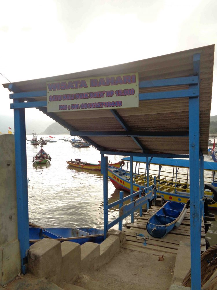 penyewaan perahu (c) Akbar Dedy P Travelingyuk, Lokasi Dan Harga Tiket Pantai Popoh Tulungagung, Rute Menuju Lokasi Pantai Popoh Tulungagung, Aktivitas Seru di Pantai Popoh Tulungagung, Keunikan Pantai Popoh Tulungagung, Infrastruktur di Pantai Popoh Tulungagung