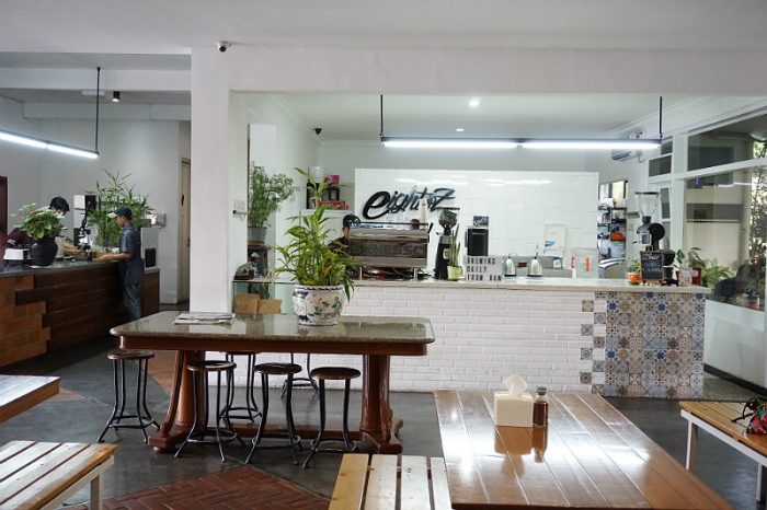 8 Oz Coffee Studio via Ottendcoffee, 1. Kedai Kopi Jowo, 2. Coffee Legend Sumatera, tempat ngopi paling ajib di Malang, 3. Kopi Jelata, Cafe di Malang yang murah namun cita rasa tinggi, 4. Mau Tahu Cafe Unik di Malang? Datang ke Roemah Koffei Tjap Loemientoe, 5. Qhie Coffee Malang, ngopi di sini berasa di Jogja (Tutup), 6. Kopi Luwak Cak Meidi, sensasi kopi asli luwak ada di Malang! (Tutup), 7. Bataputi Coffee House, 8. 8 Oz Coffee Studio, 9. Java Dancer Coffee, 10. Bureau Coffee and Dine, 11. Roemah Coffee Loe Mien Toe, 12. Golden Heritage Koffie, 13. illy Cafe, 14. Coffee Kayoe Malang (Tutup), 15. Legipait Cafe, 16. Lenong Rumpi Kopitown, 17. DW Coffeeshop, 18. Legend Coffee, 19. Kopi Letek, 20. Bunchbead, 21. Kona Coffee & Snack, 22. Vosco Coffee