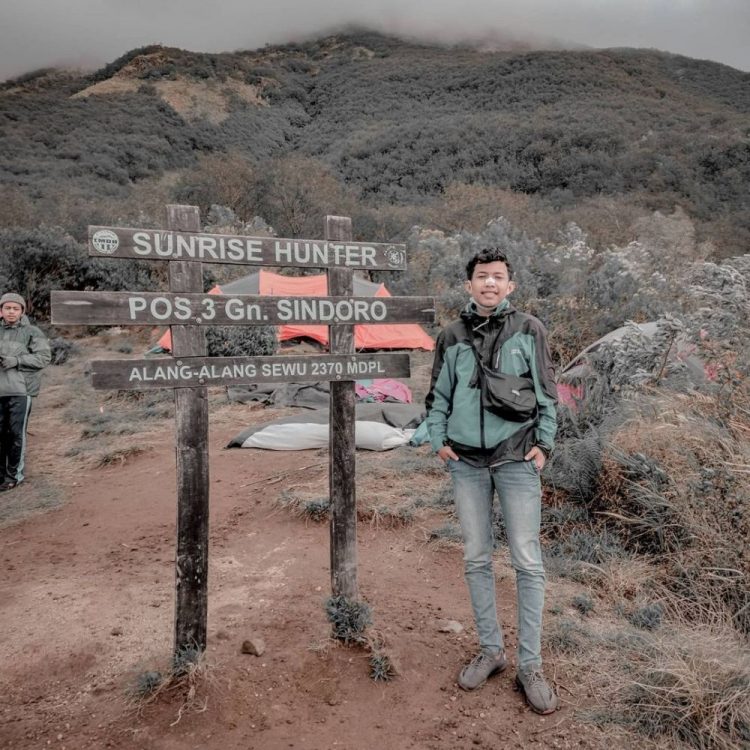 Alang Alang Sewu via iNstagram.com @iiserpee_, Lokasi Gunung Sindoro, Tiket Masuk Pendakian Gunung Sindoro, Jam Operasional, Potensi Wisata Gunung Sindoro, Jalur Pendakian Gunung Sindoro