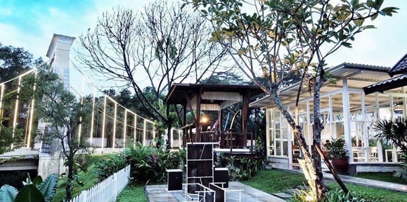 BataButi Caffee House, 1. Madam Wang Secret Garden, 2. Rumah Opa Kitchen and Lounge (Tutup), 3. Bukit Delight, 5. Momochi Cafe (Tutup), 6. Festival Dermaga Kuliner, 7. Omah Coffe, 8. Grand Canyon Cafe (Tutup), 9. Akalpa Cafe (Tutup), 10. 8 Oz Coffee Studio, 11. Alice Tea Room (Tutup), 12. Skyroom, 13. Volks Waffle Streatery, 14. Labore Coffee Eatery, 15. DS Authentic Dimsum Specialist, 16. Vargo Kitchen Malang (Tutup), 17. Dandelion Eatery and Clothing, 18. MouMow Fresh Milk & Colenak, cafe yang bagus untuk selfie, 19. MLG Coffee, 20. Museum Kopi Malang, 21. Kedai Kalcer, 22. Oyitok Coffee Malang, 23. Mari Kemari Café (Tutup), 24. Kedai Klepon Buah, 25. Nobitos Eatery, Cafe di Malang yang Kekinian dan Paling Keren, 26. Daun Coklat, 27. Campfire Outdoor Cuisine, 28. BataButi Caffee House, 29. Legend Coffe, 30. JaVa Dancer Coffe, 31. 15 Celcius Skylounge, 32. Indigo Cafe & Bistro, 33. Cokelat Klasik Cafe, 34. Paddy City Resort, 35. Pupuk Bawang Cafe & Dining, 36. Cafe Sawah Pujon Kidul, 37. The Clubhouse & Jambuluwuk Resort Batu, 38. D’Toengkue Sky Fireplace