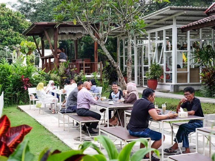 Bataputi Coffee House via Malangculinary, 1. Kedai Kopi Jowo, 2. Coffee Legend Sumatera, tempat ngopi paling ajib di Malang, 3. Kopi Jelata, Cafe di Malang yang murah namun cita rasa tinggi, 4. Mau Tahu Cafe Unik di Malang? Datang ke Roemah Koffei Tjap Loemientoe, 5. Qhie Coffee Malang, ngopi di sini berasa di Jogja (Tutup), 6. Kopi Luwak Cak Meidi, sensasi kopi asli luwak ada di Malang! (Tutup), 7. Bataputi Coffee House, 8. 8 Oz Coffee Studio, 9. Java Dancer Coffee, 10. Bureau Coffee and Dine, 11. Roemah Coffee Loe Mien Toe, 12. Golden Heritage Koffie, 13. illy Cafe, 14. Coffee Kayoe Malang (Tutup), 15. Legipait Cafe, 16. Lenong Rumpi Kopitown, 17. DW Coffeeshop, 18. Legend Coffee, 19. Kopi Letek, 20. Bunchbead, 21. Kona Coffee & Snack, 22. Vosco Coffee