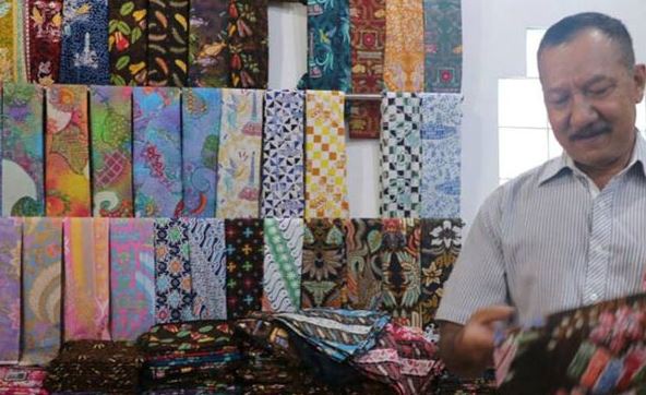 Batik Semarang, 1. Lumpia Semarang, 2. Kaos Khas Semarang, 3. Tahu Bakso Ungaran Semarang, 4. Moaci Gemini, 5. Bandeng Juwana, 6. Wingko Babat, 7. Roti Ganjel Rel, 8. Kue Sarang Madu, 9. Peyek Tumpi, 10. Batik Semarang, 11. Lontong Spekkoek Waiki, 12. Roti Brillian, 14. Bandeng Presto, 15. Manisan Tomat, 16. Tahu Petis, 17. Ayam Tulang Lunak Semarang, 18. Kopi Banaran dan Gunung Kelir, 19. Souvenir Pasar Johar