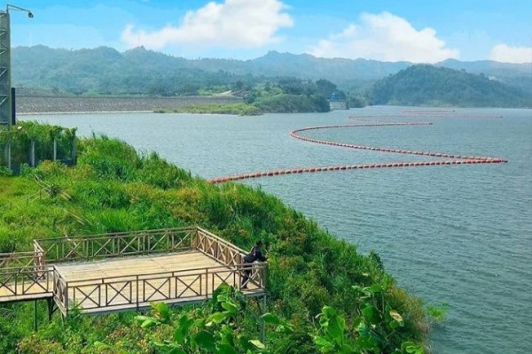 Bendungan Waduk Jati Gede, 1. Puncak Gunung Tampomas, 2. Bendungan Waduk Jati Gede, 3. Bukit Panorama Jatinangor (Wisata Gunung Batu), 4. Taman Buru Gunung Masigit Kareumbi, 5. Situ Biru Cilembang, 6. Hutan Pinus Cijambu Tanjungsari, 7. Bukit Batu Dua, 8. Curug Cinulang, 9. Bukit Nangorak, 10. Curug Sabuk
