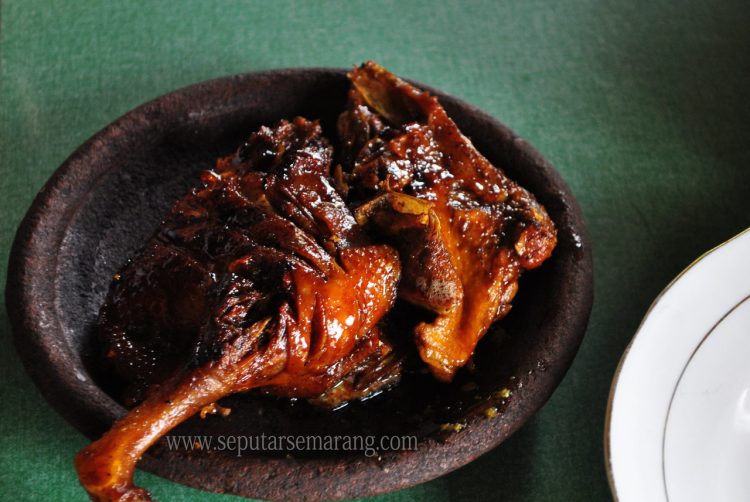 Bebek Goreng Pak Thori via Seputarsemarang, 1. Lumpia, 2. Bandeng Presto, 3. Babat Gongso, 4. Tahu Gimbal, 5. Tahu Pong, 6. Soto Semarang, 7. Wingko Babat, 8. Roti Ganjel Rel, 9. Mangut Kepala Manyung, 10. Pisang Plenet, 11. Bakmi Jawa Pak Gareng, 12. Bebek Goreng Pak Thori, 13. Gulai Kambing Bustaman Pak Sabar, 14. Kue Leker, 15. Lapis Legit, 16. Tahu Petis, 17. Nasi Ayam Semarang, 18. Nasi Pindang, 19. Gudangan, 20. Wedang Tahu, 21. Mie Kopyok, 22. Mochi, 23. Gandos, 24. Garang Asem, 25. Sego Koyor