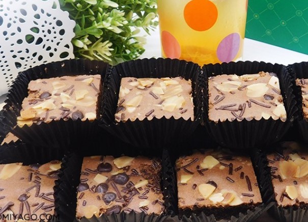 Brownies Opium, 1. Lumpia Semarang, 2. Kaos Khas Semarang, 3. Tahu Bakso Ungaran Semarang, 4. Moaci Gemini, 5. Bandeng Juwana, 6. Wingko Babat, 7. Roti Ganjel Rel, 8. Kue Sarang Madu, 9. Peyek Tumpi, 10. Batik Semarang, 11. Lontong Spekkoek Waiki, 12. Roti Brillian, 14. Bandeng Presto, 15. Manisan Tomat, 16. Tahu Petis, 17. Ayam Tulang Lunak Semarang, 18. Kopi Banaran dan Gunung Kelir, 19. Souvenir Pasar Johar