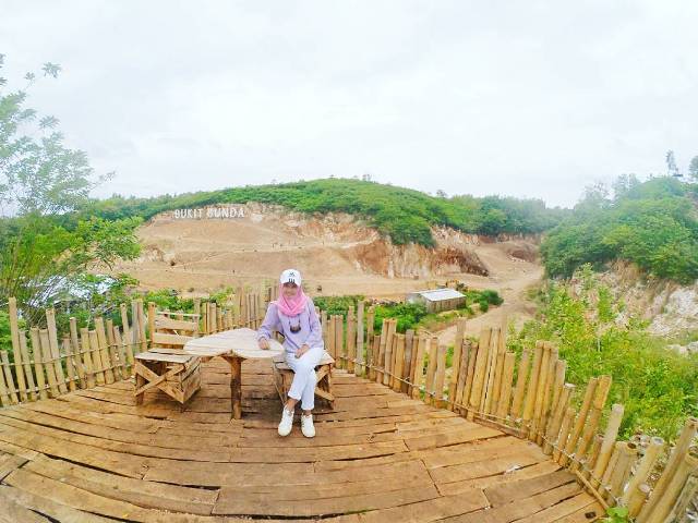 Bukit Bunda, 1. Pantai Pangi, 2. Pantai Gondo Mayit, 3. Pantai Peh Pulo, 4. Candi Penataran, 5. Arca Warak, 6. Candi Kotes Blitar, 7. Pantai Jolosutro, 8. Gunung Butak, 9. Air Terjun Grenjeng, 10. Curug Kedung Badrun, 11. Coban Wilis, 12. Curug Njumeg, 13. Bukit Bunda, 14. Gumuk Sapu Angin, 15. Puncak Kejora, 16. Brak Papat Sirah Kencong, 17. Coban Jurug Bening, 18. Bukit Teletubbies, 19. Kampung Coklat Kademangan