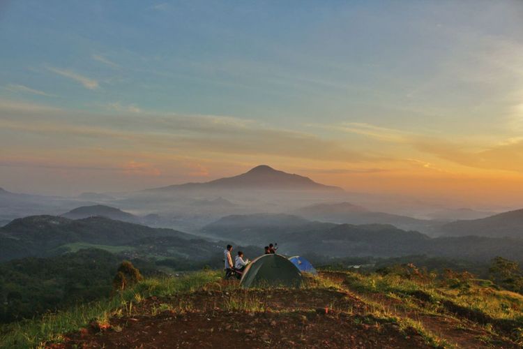 Bukit Nangorak via Kompas, 1. Puncak Gunung Tampomas, 2. Bendungan Waduk Jati Gede, 3. Bukit Panorama Jatinangor (Wisata Gunung Batu), 4. Taman Buru Gunung Masigit Kareumbi, 5. Situ Biru Cilembang, 6. Hutan Pinus Cijambu Tanjungsari, 7. Bukit Batu Dua, 8. Curug Cinulang, 9. Bukit Nangorak, 10. Curug Sabuk