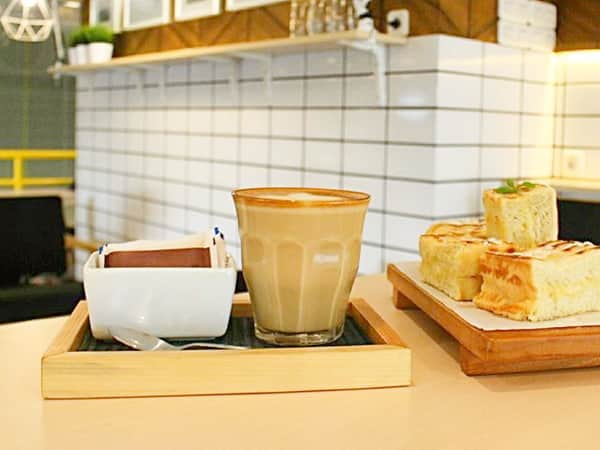 Bureau Coffee and Dine via Malangculinary, 1. Kedai Kopi Jowo, 2. Coffee Legend Sumatera, tempat ngopi paling ajib di Malang, 3. Kopi Jelata, Cafe di Malang yang murah namun cita rasa tinggi, 4. Mau Tahu Cafe Unik di Malang? Datang ke Roemah Koffei Tjap Loemientoe, 5. Qhie Coffee Malang, ngopi di sini berasa di Jogja (Tutup), 6. Kopi Luwak Cak Meidi, sensasi kopi asli luwak ada di Malang! (Tutup), 7. Bataputi Coffee House, 8. 8 Oz Coffee Studio, 9. Java Dancer Coffee, 10. Bureau Coffee and Dine, 11. Roemah Coffee Loe Mien Toe, 12. Golden Heritage Koffie, 13. illy Cafe, 14. Coffee Kayoe Malang (Tutup), 15. Legipait Cafe, 16. Lenong Rumpi Kopitown, 17. DW Coffeeshop, 18. Legend Coffee, 19. Kopi Letek, 20. Bunchbead, 21. Kona Coffee & Snack, 22. Vosco Coffee