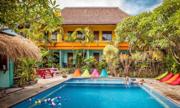 Captain Goose, 1. Mahendra Beach Inn, 2. Bali Duta Wisata Beach Inn, 3. Jesen’s Inn 3, 4. Maha Bharata Kuta Inn, 5. Sayang Maha Mertha Hotel, 6. The Ratna Kuta, 7. Pesona Beach Inn Hotel, 8. Rabasta Beach Resort Kuta, 9. A Residence Kuta, 10. Bedbunker-BB, 11. Mirah Hostel, 12. Captain Goose, 13. Kuta Beach Hostel, 14. Da’HouseTel, 15. IndopureJoy Hostel, 16. Te Quiro, 17. Bali Semesta Hostel, 18. Rumah Kayu, 19. S 8 Suardana Hotel