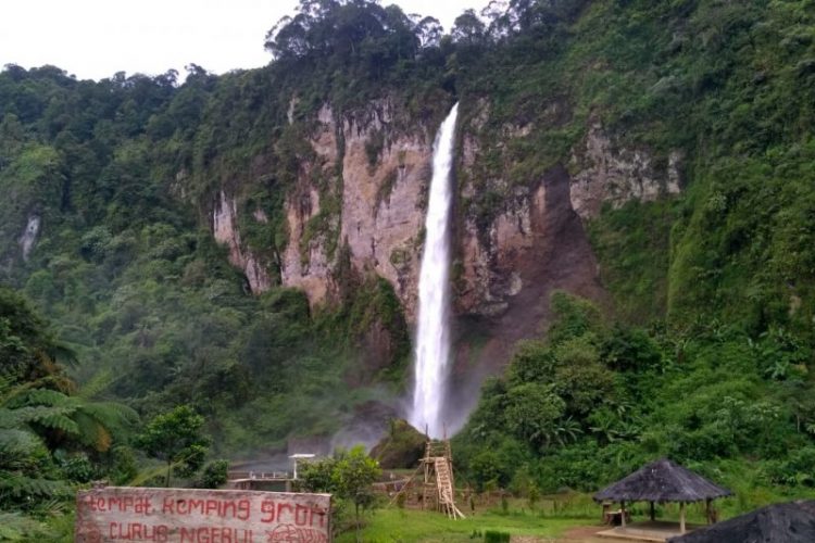 Curug Ngebul via Antaranews, 1. Curug Ngebul, 2. Kota Bunga, 3. Situs Gunung Padang, 4. Kebun Raya Cibodas, 5. Big Ben Waterpark, 6. The Jhon’s Cianjur Aquatic Resort, 7. Wisata Tirta Jangari, 8. Bravo Camping Ground, 9. Taman Bunga Nusantara, 10. Taman Nasional Gunung Gede Pangrango