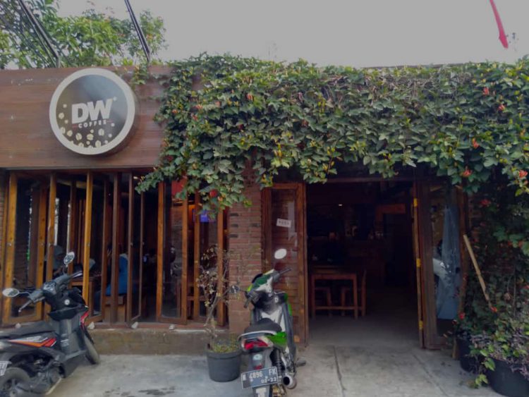 DW Coffeeshop by Ezra Judah Vibizmedia, 1. Kedai Kopi Jowo, 2. Coffee Legend Sumatera, tempat ngopi paling ajib di Malang, 3. Kopi Jelata, Cafe di Malang yang murah namun cita rasa tinggi, 4. Mau Tahu Cafe Unik di Malang? Datang ke Roemah Koffei Tjap Loemientoe, 5. Qhie Coffee Malang, ngopi di sini berasa di Jogja (Tutup), 6. Kopi Luwak Cak Meidi, sensasi kopi asli luwak ada di Malang! (Tutup), 7. Bataputi Coffee House, 8. 8 Oz Coffee Studio, 9. Java Dancer Coffee, 10. Bureau Coffee and Dine, 11. Roemah Coffee Loe Mien Toe, 12. Golden Heritage Koffie, 13. illy Cafe, 14. Coffee Kayoe Malang (Tutup), 15. Legipait Cafe, 16. Lenong Rumpi Kopitown, 17. DW Coffeeshop, 18. Legend Coffee, 19. Kopi Letek, 20. Bunchbead, 21. Kona Coffee & Snack, 22. Vosco Coffee