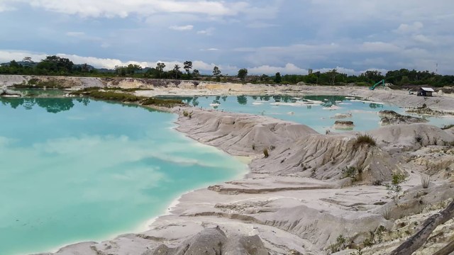 Danau Kaolin di Belitung via Instagram @aaronnhlo, Lokasi Danau Kaolin, Harga Tiket Masuk, Rute Menuju Lokasi Danau, Pesona Danau Kaolin Belitung, Fasilitas di Danau Kaolin, Daya Tarik, Aktivitas seru di Danau Kaolin, Penginapan di Area Danau Kaolin, Tips Berkunjung ke Danau Kaolin
